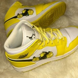 YELLOW FLOWER AIR JORDANS - 6Y / 8W / EU 38.5